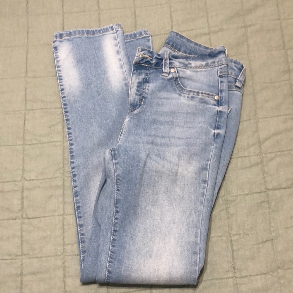 Woman’s straight d.jeans